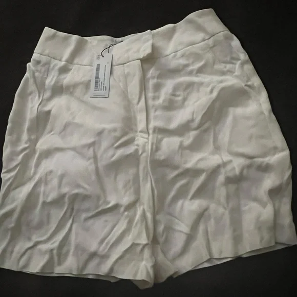 Karen millen viscose satin crepe relaxed tuxedo shorts/Ivory white. Never worn